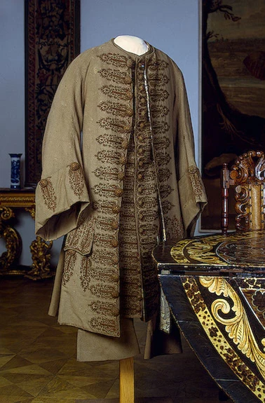Костюмная пара («костюм Петра I праздничный»). Конец 1690-х — начало 1700-х гг. Государственный Эрмитаж. Инв. ЭРТ-8309, ЭРТ-8301. Хорошо видно соотношение длины камзола и кафтана.