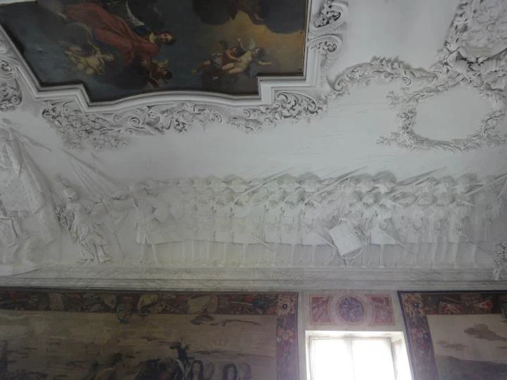 Барельеф в замке Розенборг, Дания. 1706 г. Рукава камзола видны из-под обшлагов кафтана. Изображение 1 из 2.