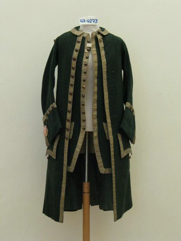 Офицерский комплект Лейб-гвардии Семеновского полка. 1761–1762 гг. ГМЗ «Павловск». Госкаталог: 10763366 и 10763299. Камзол становится значительно короче кафтана. Изображение 1 из 2.