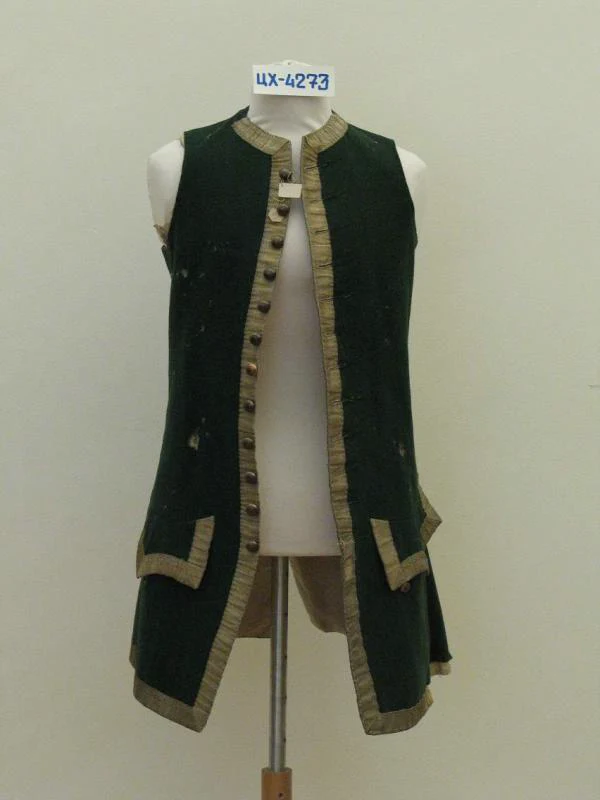 Офицерский комплект Лейб-гвардии Семеновского полка. 1761–1762 гг. ГМЗ «Павловск». Госкаталог: 10763366 и 10763299. Камзол становится значительно короче кафтана. Изображение 2 из 2.