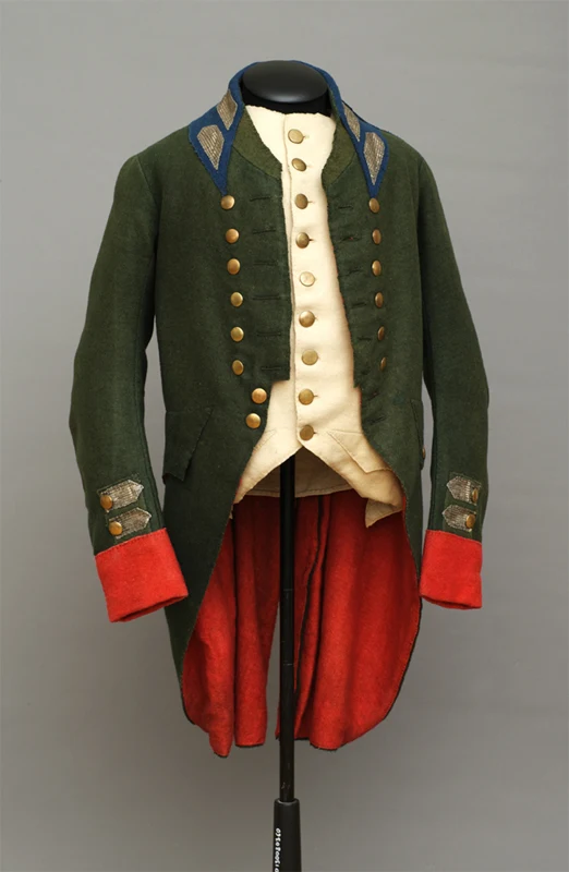 Солдатский комплект Лейб-гвардии Семеновского полка, 1799–1801 гг. ГММ А. В. Суворова. Госкаталог: 2008365. Камзол окончательно укоротился.