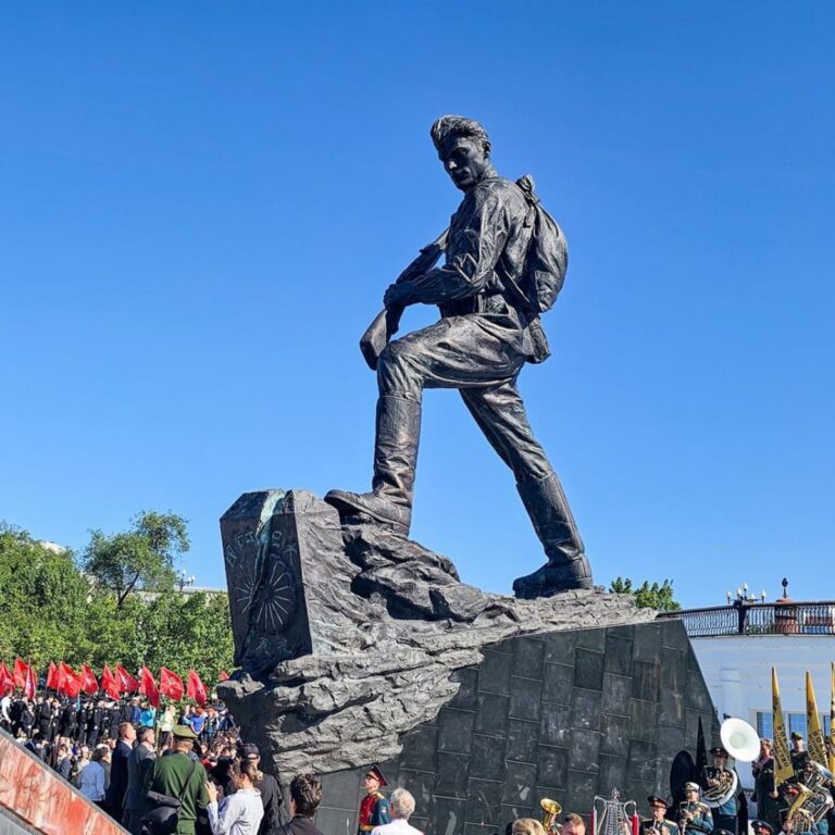 В Хабаровске открыт памятник Победе над милитаристской Японией. Бронзовый «Иван» разбивает хризантему