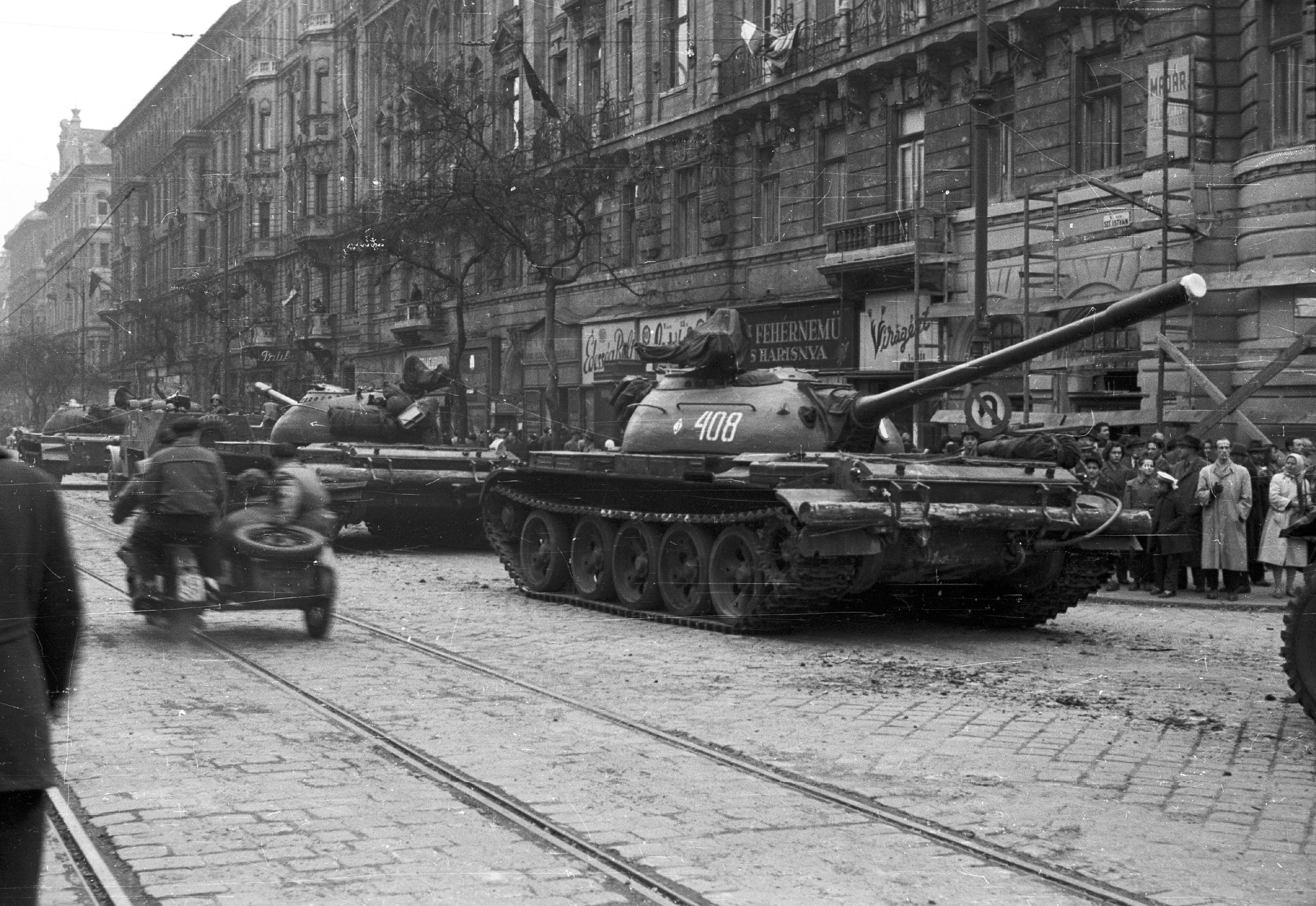 Советский средний танк Т-54 (с тактическим номером 408) на улице Будапешта во время Венгерского восстания осенью 1956 года.