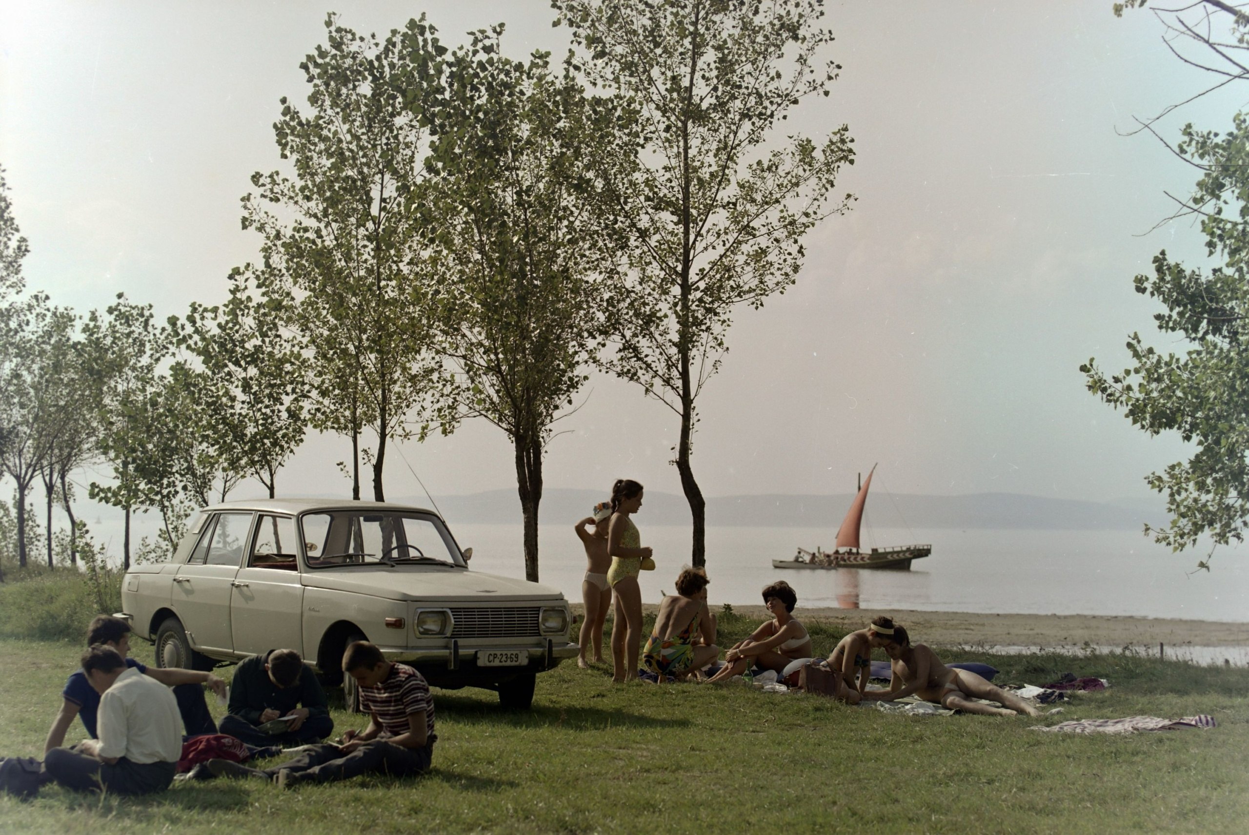Пляж в Балатонёсёде, Венгрия, 1968 год