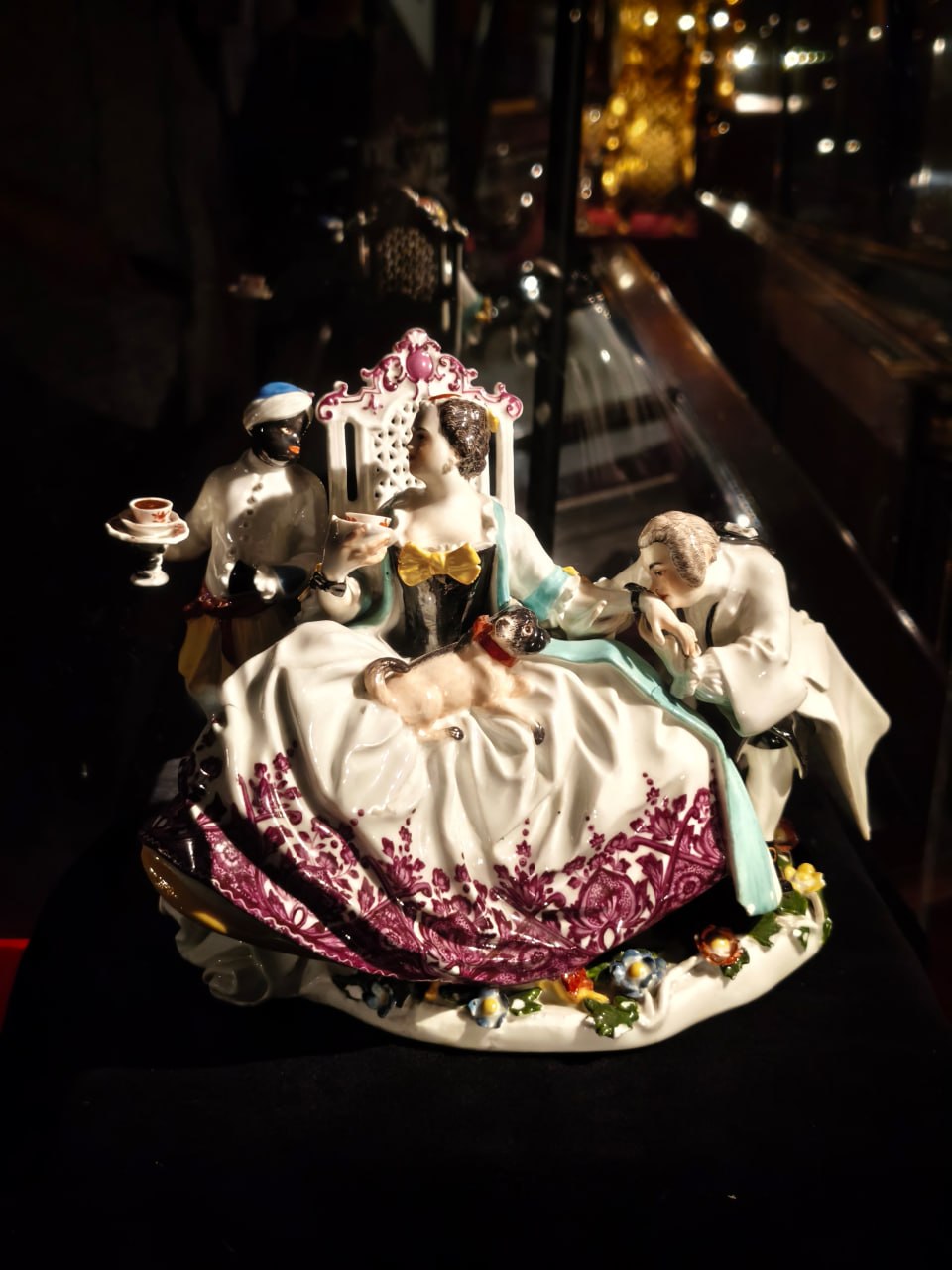 Мейсенская фарфоровая группа «Дама с мопсом и кавалер» (1737), И.-И. Кендлер.